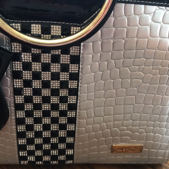 Julia & MICHAEL Stylish Patent Leather Handbag with detachable Shoulder Strap. - Picture 16 of 16